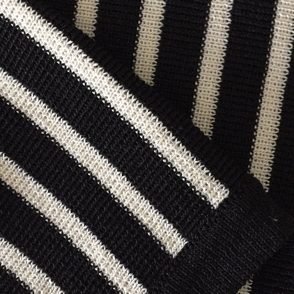 Anne Klein Knit Top Size M Black White Stripes Asymmetrical Brand New - Picture 4 of 12